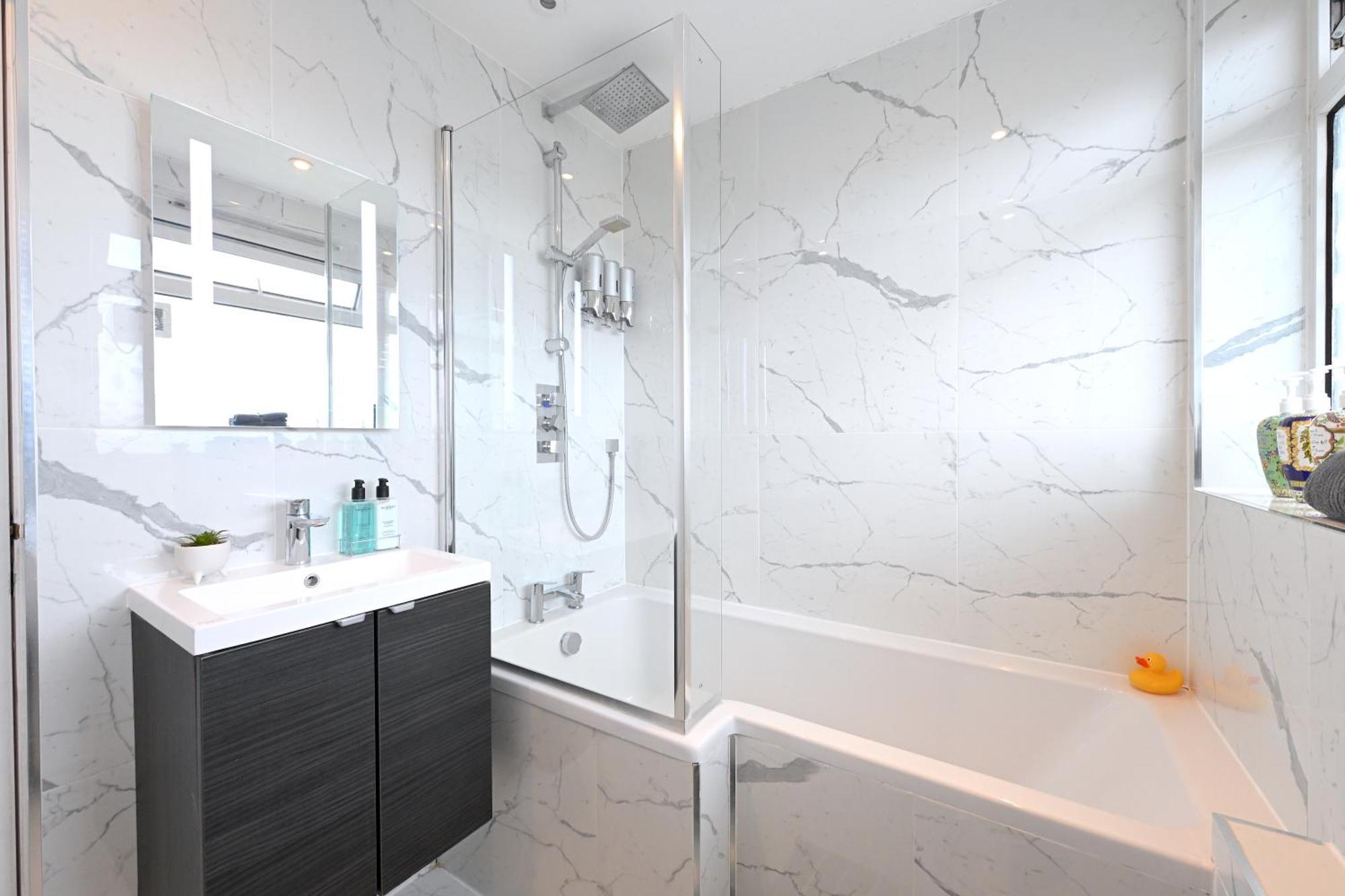 Superb 4 Bedroom Flat In The Heart Of Camden Town Лондон Екстериор снимка