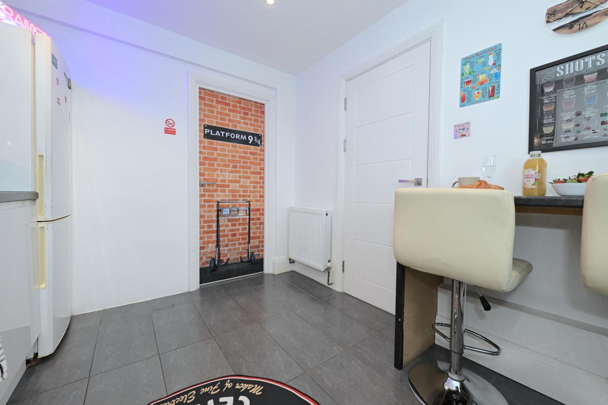 Superb 4 Bedroom Flat In The Heart Of Camden Town Лондон Екстериор снимка