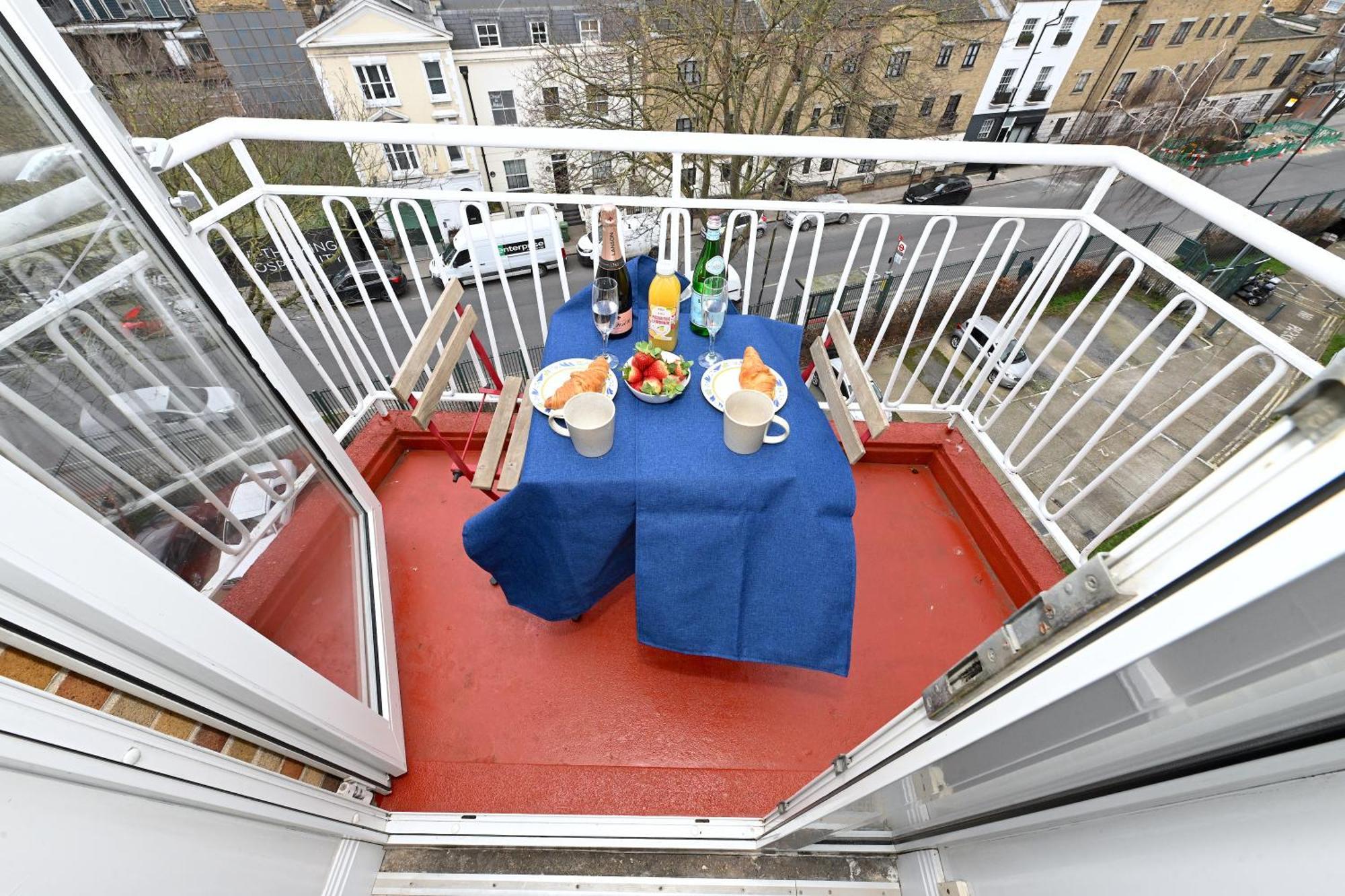 Superb 4 Bedroom Flat In The Heart Of Camden Town Лондон Екстериор снимка