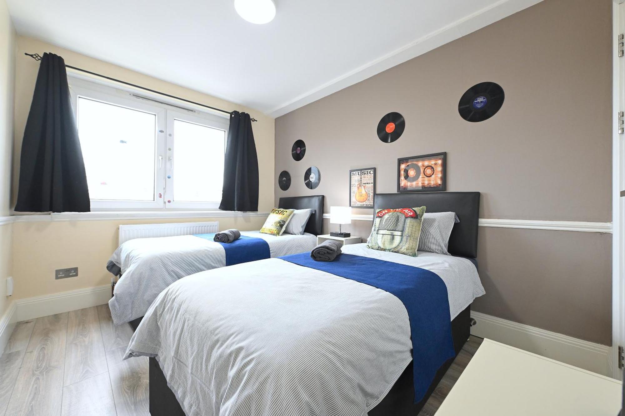 Superb 4 Bedroom Flat In The Heart Of Camden Town Лондон Екстериор снимка