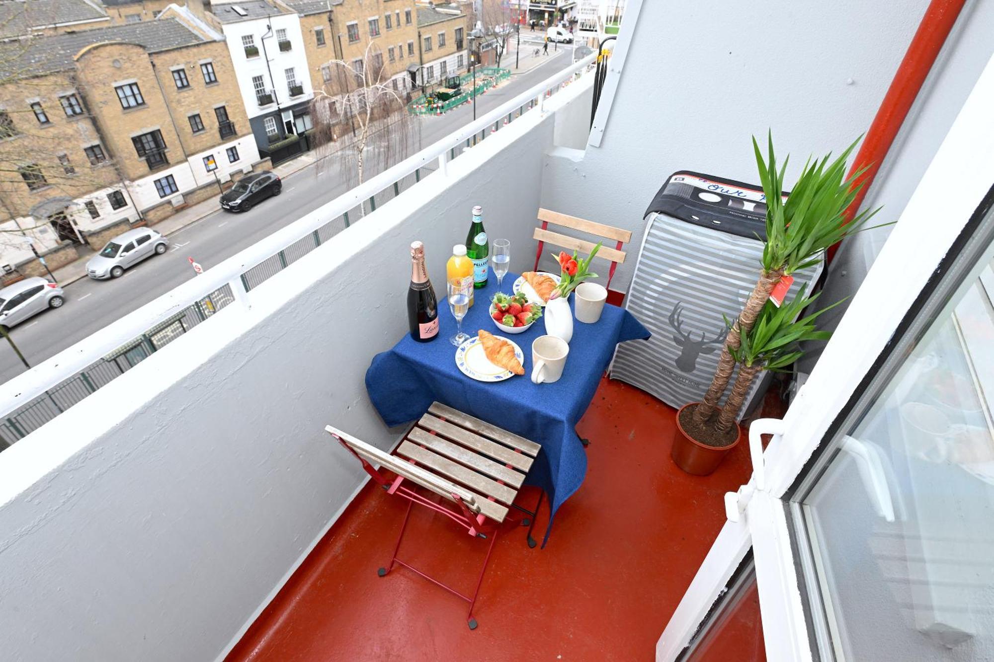 Superb 4 Bedroom Flat In The Heart Of Camden Town Лондон Екстериор снимка