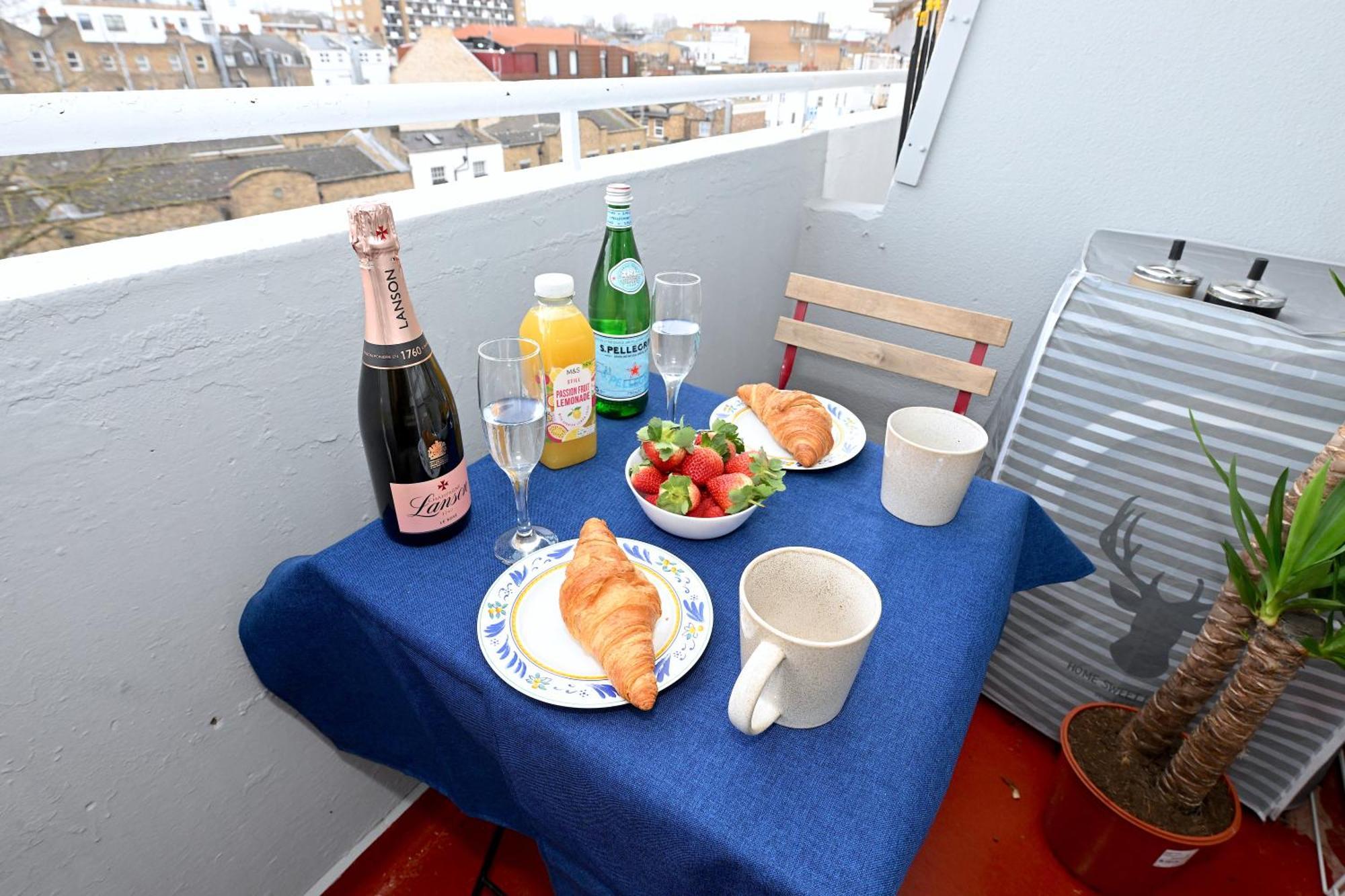 Superb 4 Bedroom Flat In The Heart Of Camden Town Лондон Екстериор снимка