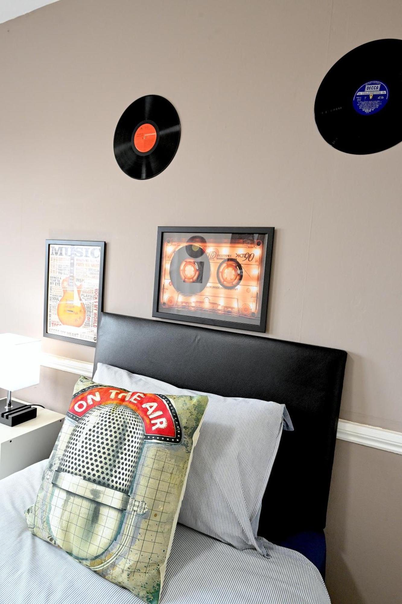 Superb 4 Bedroom Flat In The Heart Of Camden Town Лондон Екстериор снимка